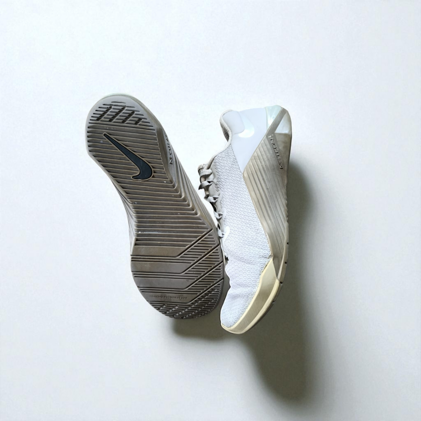 NIKE MECTON 5 (Size 41/UK 7)