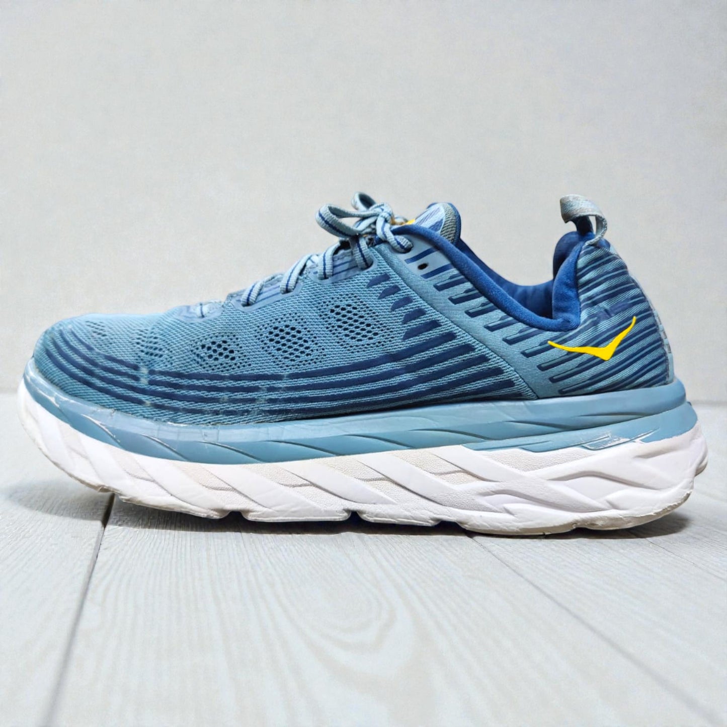 HOKA ONE ONE BONDI 6