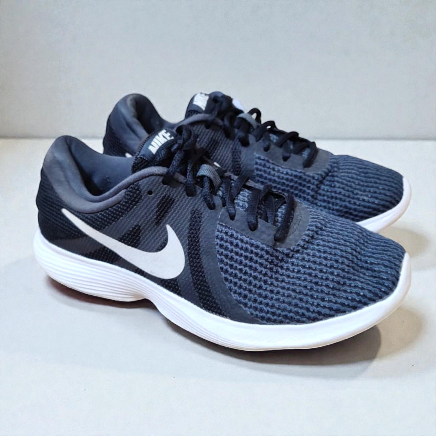 NIKE REVOLUTION 4 (Size 41/UK 7)