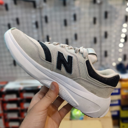 New Balance 997 (Size 40/UK 7)