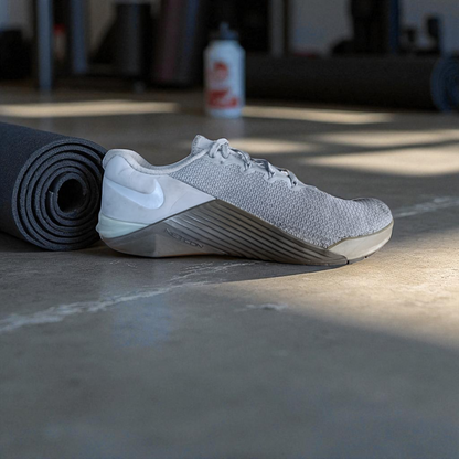 NIKE MECTON 5 (Size 41/UK 7)