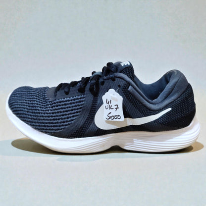 NIKE REVOLUTION 4 (Size 41/UK 7)