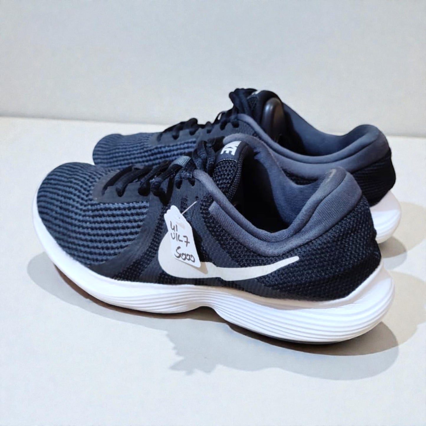 NIKE REVOLUTION 4 (Size 41/UK 7)