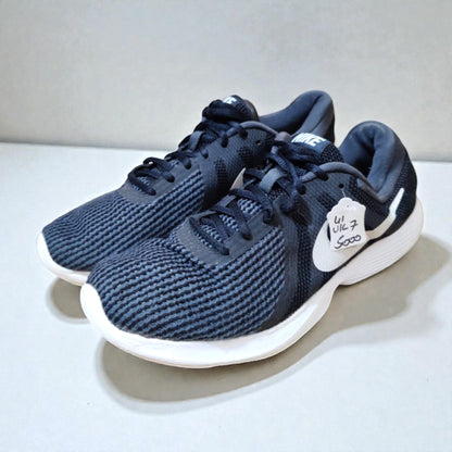 NIKE REVOLUTION 4 (Size 41/UK 7)