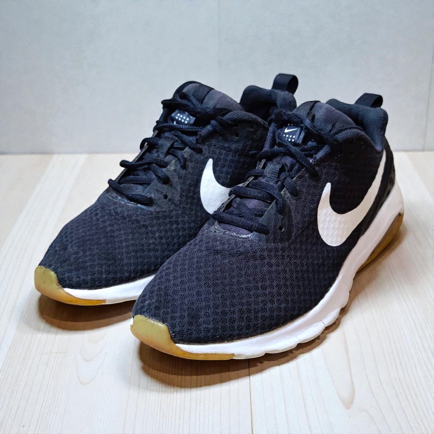 Nike Air Max Motion Low (Euro 41/UK 7)